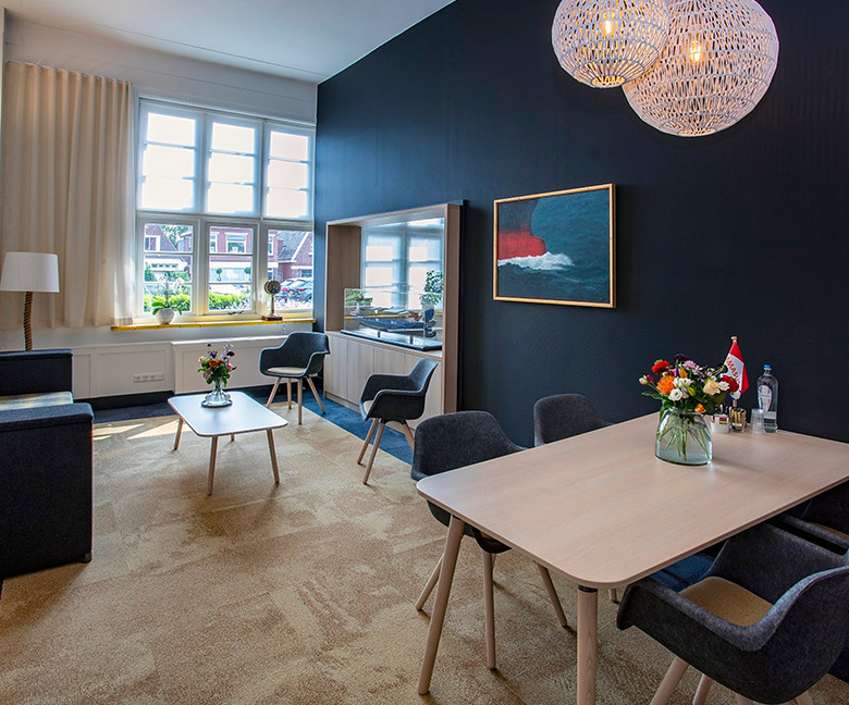Een ontvangst- en vergaderruimte bij een nieuwe kantoorinrichting door Datas Projectinrichting Sneek