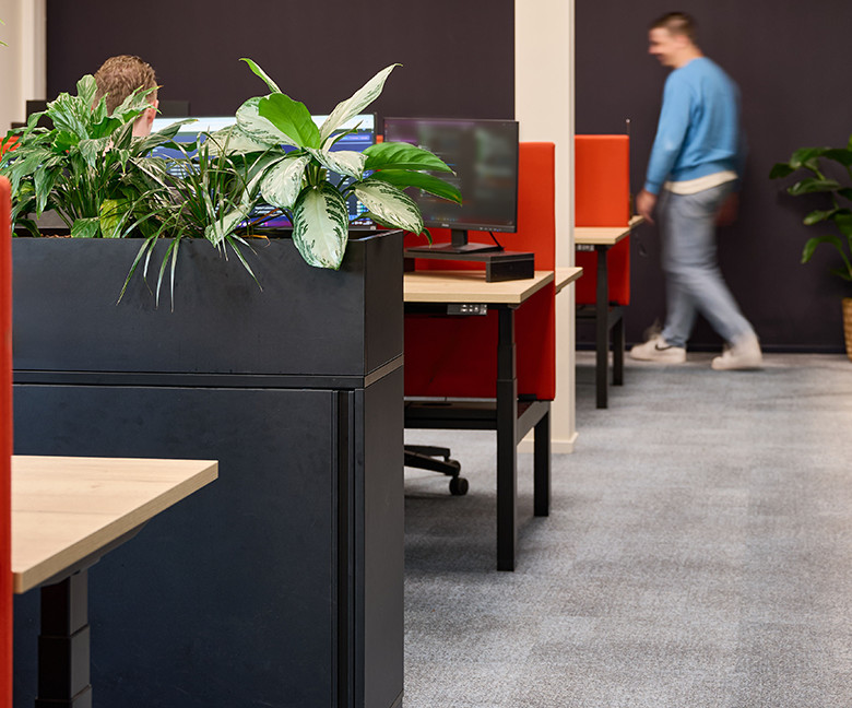 Moderne kantoorinrichting voor MKB in Drachten door Datas Projectinrichting